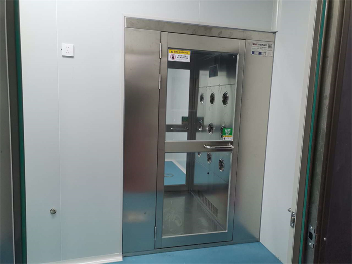 欠小練食品（山東）有限公司風(fēng)淋室安裝現(xiàn)場