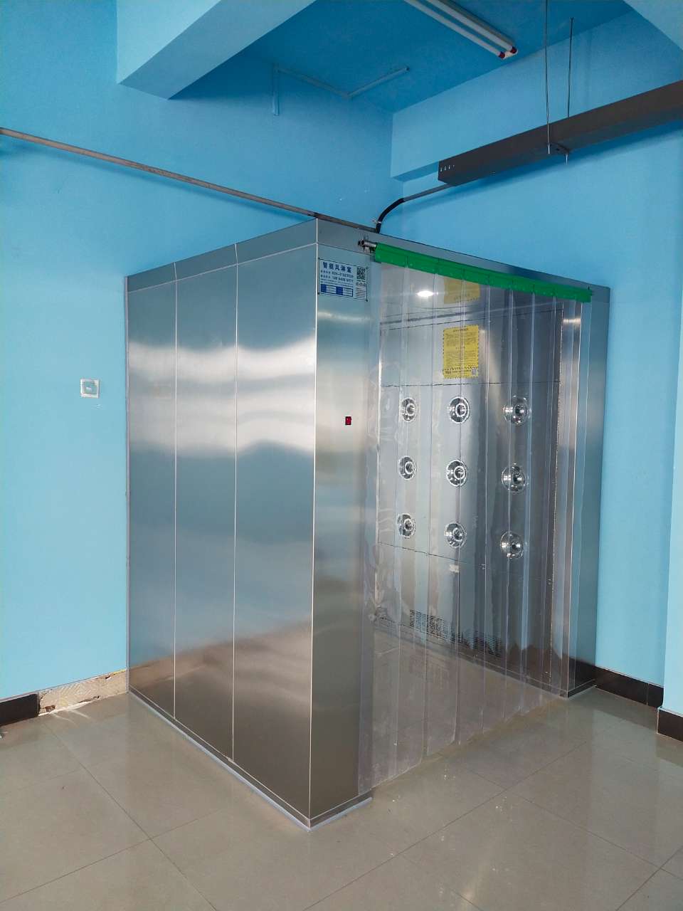東莞市中海實(shí)業(yè)投資有限公司風(fēng)淋室安裝現(xiàn)場